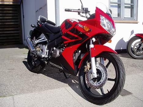 Honda CBR 125 r *solgt* - Første billede der nogensinde er taget af Honda-musen. Hun er lige blevet født for 15 min siden, og står her foran Aagesen-mc og er ved at vænne sig til dagens lys billede 1