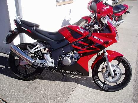 Honda CBR 125 r *solgt* - Se hvordan den lille "nyfødte" skinner om kap med solen billede 2