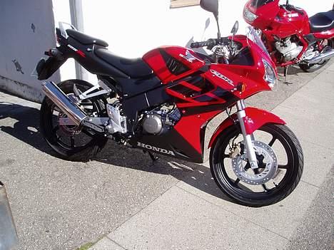 Honda CBR 125 r *solgt* - Der skulle da lige tages et billede mere før jeg turde røre ved hende... kunne slet ikke fatte at det var min lille "baby-Cbra" der stod der og ventede på at blive startet og forkælet af mig. billede 3