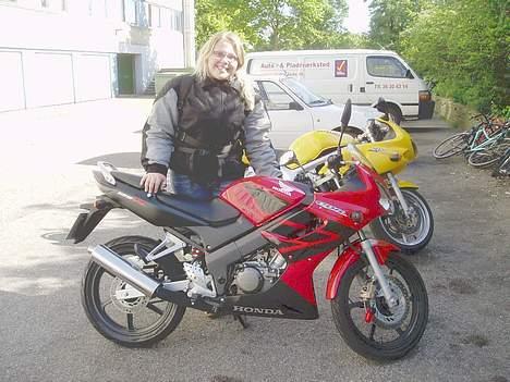 Honda CBR 125 r *solgt* - Min og min "baby-Cbra" lige ankommet hjemme hos mig. (og så kan man lige fornemme kærestens gule lyn i baggrunden) billede 4