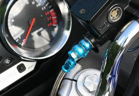 Suzuki GSF Bandit 600S - Armerede bremseslanger og lightech fittings billede 8