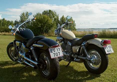 Yamaha xv 535 Virago **SOLGT** - Magnaen i forgrunden er min mands, men jeg synes de to klæder hinanden godt billede 8