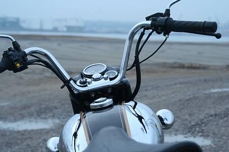 Royal Enfield 500 Bullet - Her ses et speedometer, og et amperermeter som viser om den lader.. billede 1