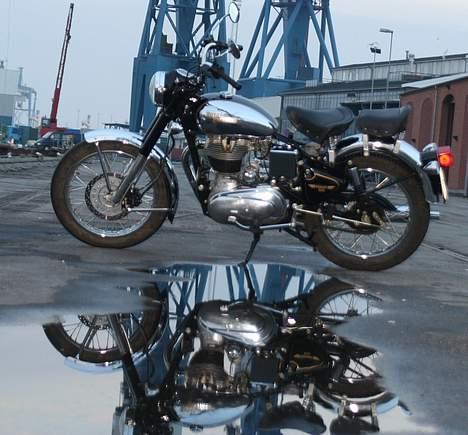 Royal Enfield 500 Bullet - Ved godt at billedet er lidt sløret, men syntes det havde en god effekt med pytten billede 2