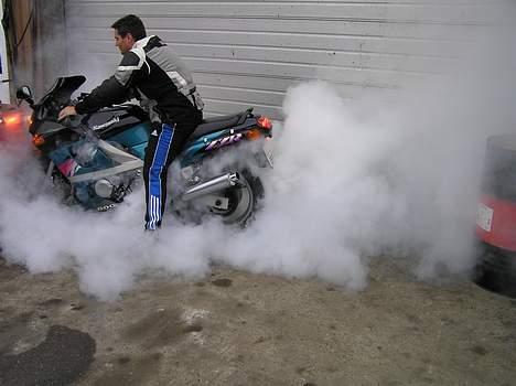 Kawasaki ZZR 600 (solgt) - Der skulle et nyt dæk til..... billede 6