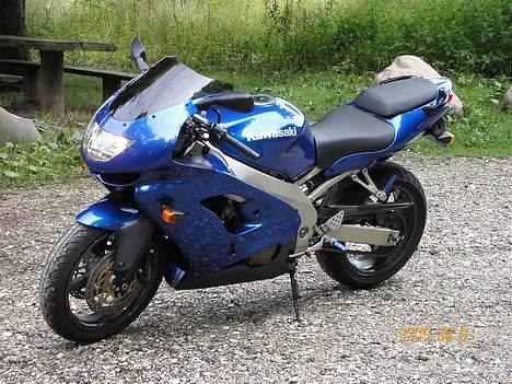 Kawasaki ZX9R *SOLGT* billede 3