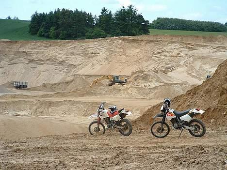 Suzuki DR350S ¤ SOLGT ¤ - et ret lækkert billede af min brors og min egen cykel billede 5
