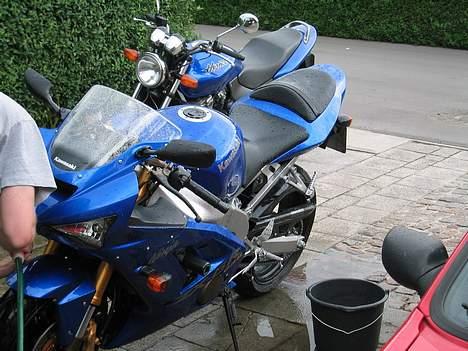 Kawasaki zx6r 636 - Der står en Hornet i baggrunden og er misundelig over at den ikke bliver vasket.... billede 7