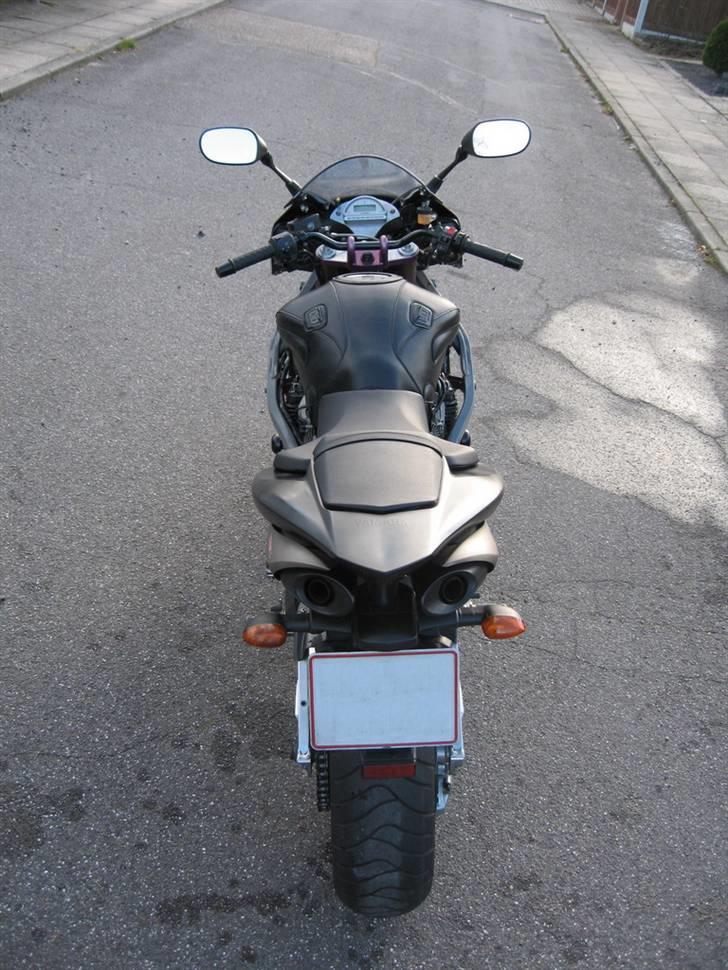 Yamaha FJ1100 i (RIP) - 2007 fin talje og proportioner .. og så er det en motorcykel ;) billede 2