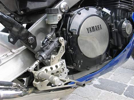 Yamaha FJ1100 i (RIP) - Gilles fuld justerbare fodhvilere, brembo bremsecylinder billede 6