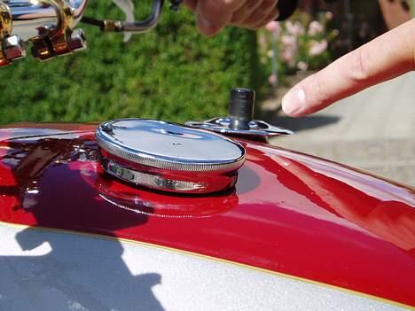 New Imperial Model 110 - Olietryks indikator, var ekstraudstyr i 1938, der kommer en lille cylinder op når der er tryk på billede 6