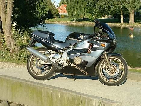 Honda CBR 400 RR (Solgt) billede 10