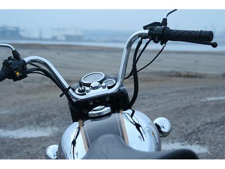 Royal Enfield 500 Bullet - Her ses et speedometer, og et amperermeter som viser om den lader.. billede 1