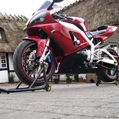 Yamaha R1 black / candy red