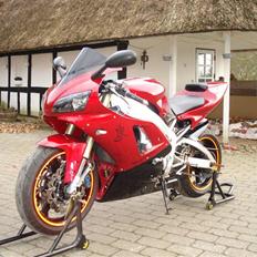 Yamaha R1 black / candy red