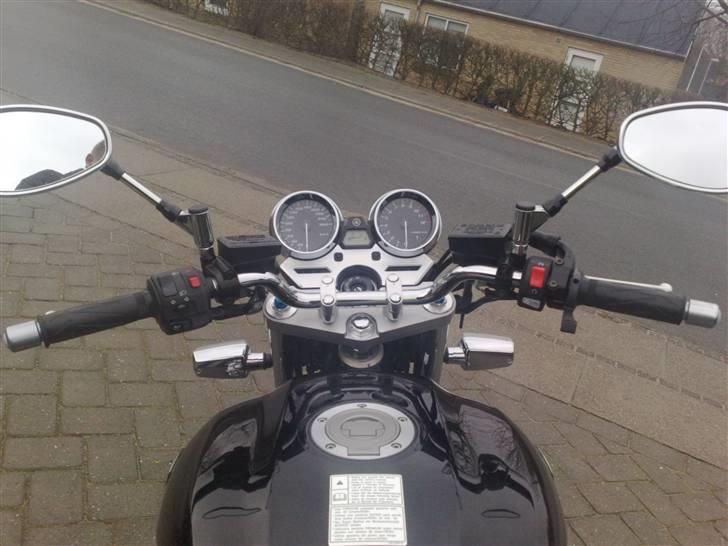 Yamaha XJR 1300 - Enkelt men lækkert. billede 9