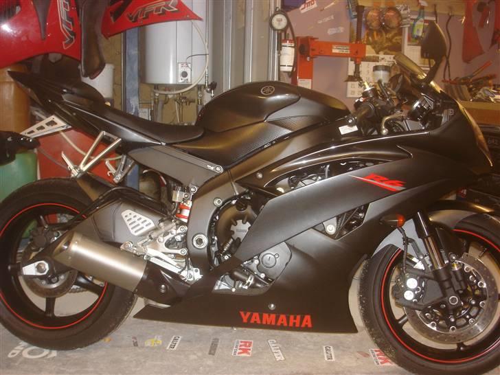 Yamaha R6 (udlejnings-mcén) - som den så ud inden jeg transformerede den til baneracer .  billede 4