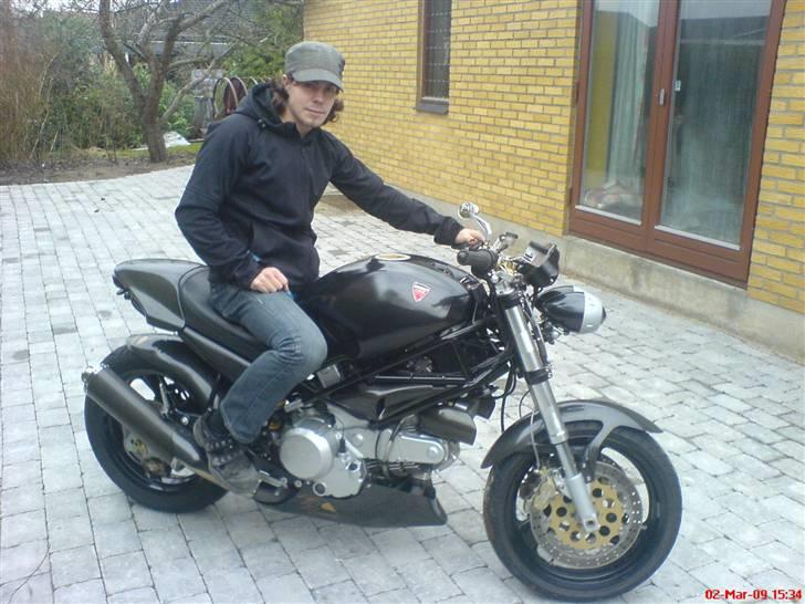 Ducati Monster 750  "Solgt" - Ikke just et kønt foto, men jeg og monsteren som den står nu. billede 8