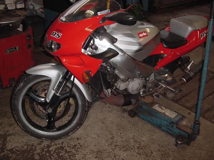 Aprilia RS 125 Extrema (SOLGT) - De første billeder fra da den holdte på værksted :) billede 2