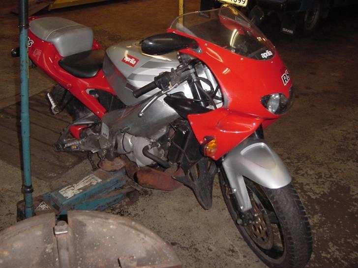 Aprilia RS 125 Extrema (SOLGT) - De første billeder fra da den holdte på værksted :) billede 3