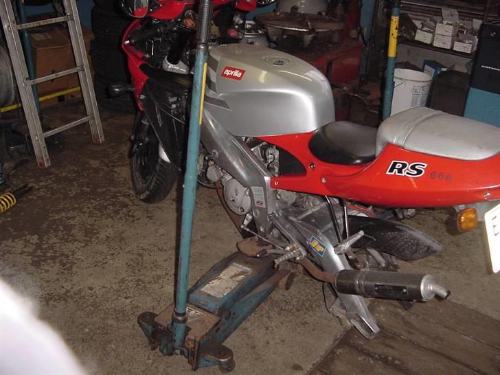 Aprilia RS 125 Extrema (SOLGT) - De første billeder fra da den holdte på værksted :) billede 4