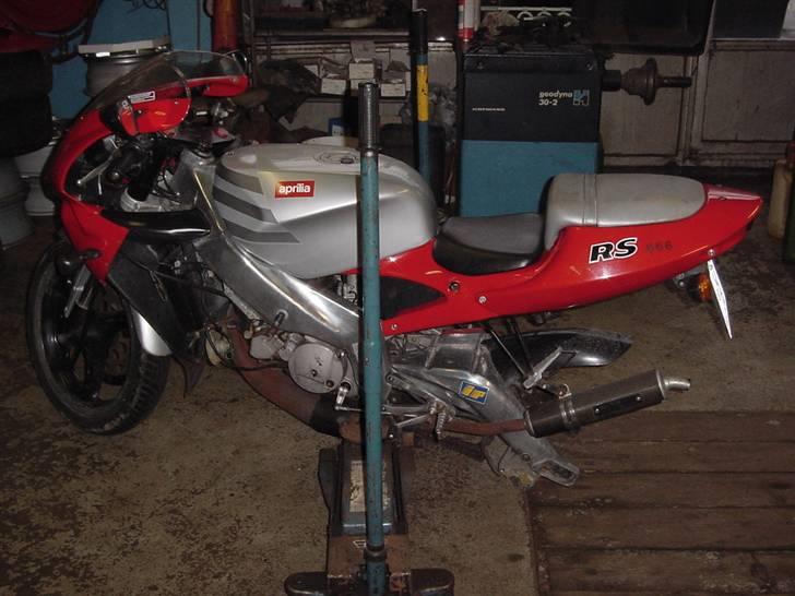 Aprilia RS 125 Extrema (SOLGT) - De første billeder fra da den holdte på værksted :) billede 5