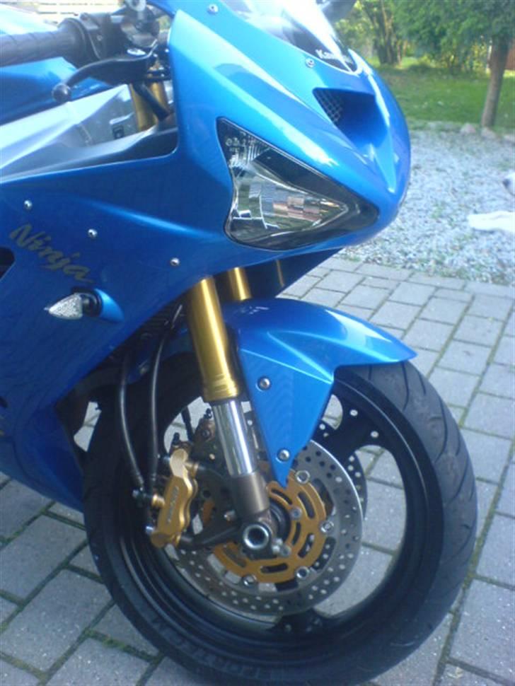 Kawasaki ZX-6R 636 (SOLGT) - Fronten lidt fra siden. Man kan se de små blink og luftindsugningen mellem lygterne. Mmmmm... :-) billede 2