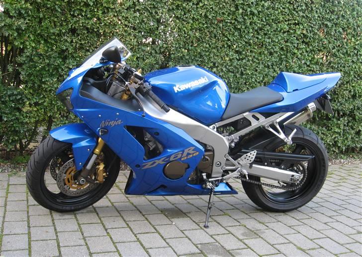 Kawasaki ZX-6R 636 (SOLGT) - Synes den har en flot profil fra siden. Man kan godt se at det er en gammel model, men synes den er sprød. billede 4