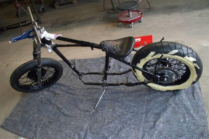 Triumph t100 PAINKILLER - Første billede efter MAMBA kom fra maleren i omkring jul 08..Nu med navnet PAINKILLER billede 6