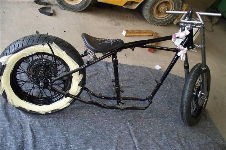 Triumph t100 PAINKILLER - Tapen sidder der for at beskytte de hvide siden på fars nye dæk billede 8