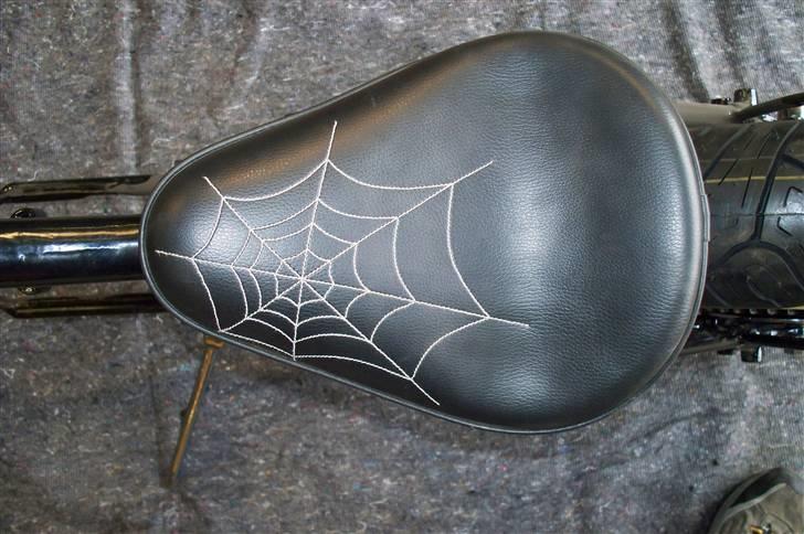 Triumph t100 PAINKILLER - Håndlavet sæde med edderkoppespind lavet af WEST EAGLE USA billede 10