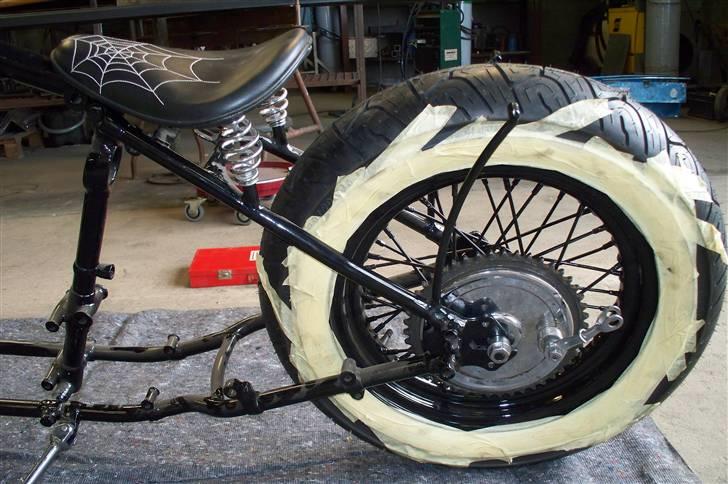 Triumph t100 PAINKILLER - Nye skærmstivere og sokler til sædefjedre billede 14