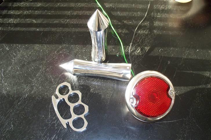 Triumph t100 PAINKILLER - Nye gashåndtag, skal males sorte ny baglygte skal osse males sort og knojernet er til kickstarterpedal.. alle tre ting er købt her  på MCG billede 17