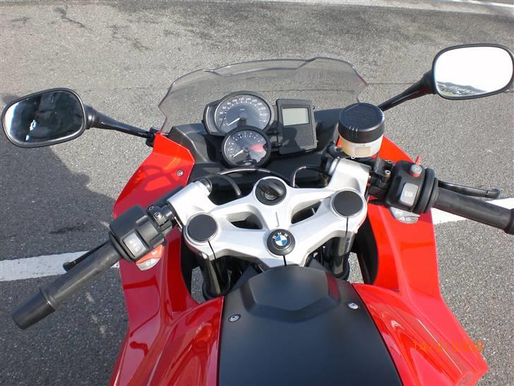 BMW F800 S - Håndvarmen er et stort plus, men til gengæld skal jeg kæmpe med hele tre kontakter til blinklyset. billede 7