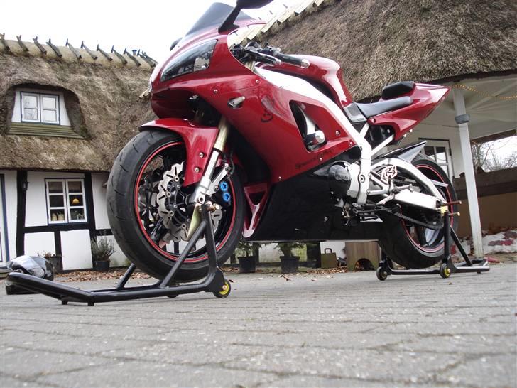 Yamaha R1 black / candy red billede 1