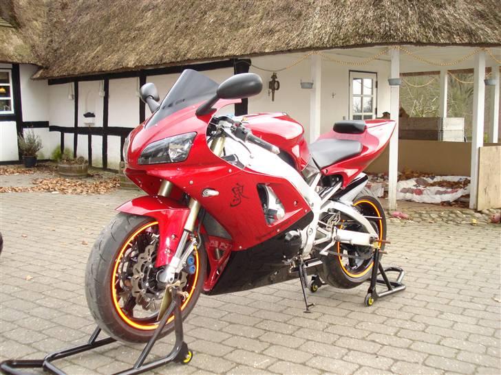 Yamaha R1 black / candy red billede 3