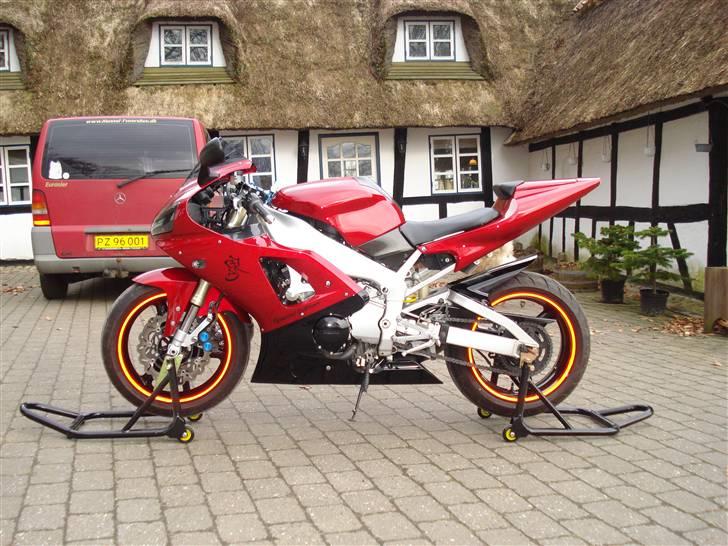 Yamaha R1 black / candy red billede 4