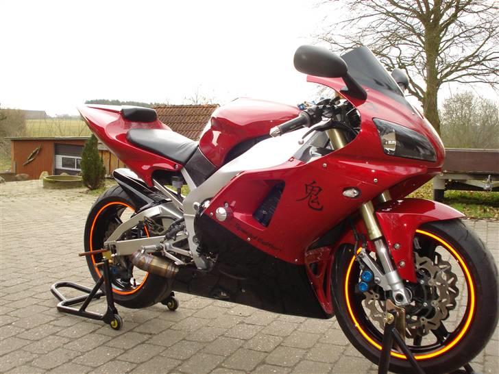 Yamaha R1 black / candy red billede 8