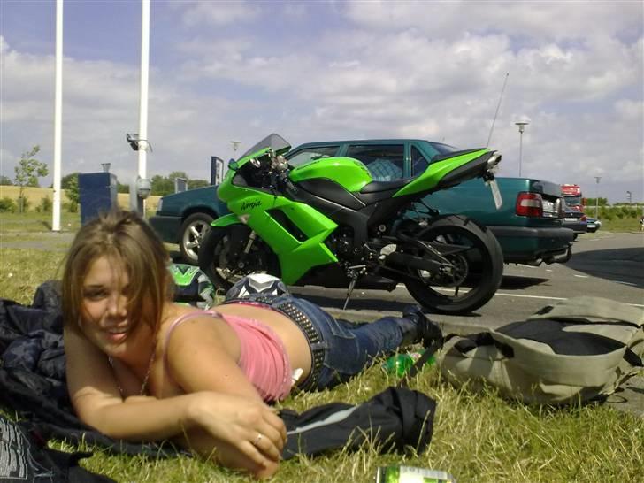 Kawasaki ZX-6R - Er jeg den eneste der finder hans nummerplade en anelse ambitioøs? ;) billede 10