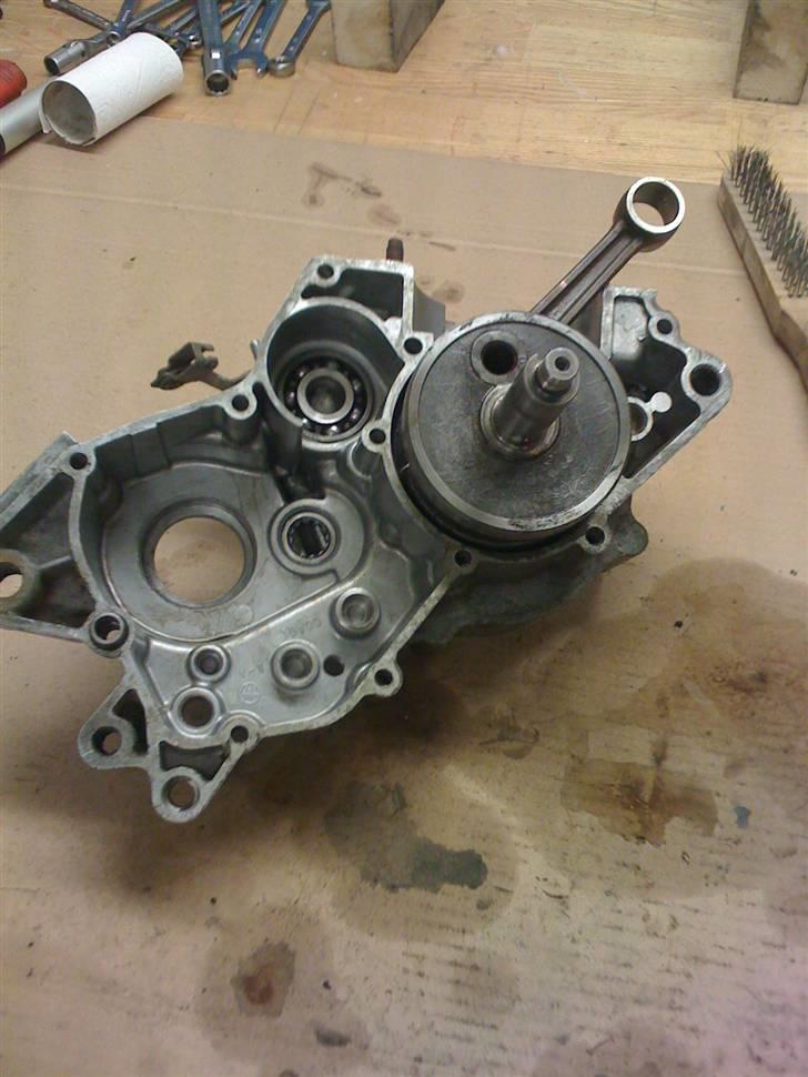 Yamaha DT 125 LC - Motoren skildt ad... Klar til nye lejre og pakninger. billede 9