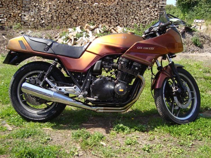 Suzuki GSX 1100 ESD - Og nu hvor jeg har fået andet styr, udstødning, blinklys på, fået pusset og poleret den, og fået fjernet topbox og spejle.. Nu er hun fræk.. ;o) billede 2