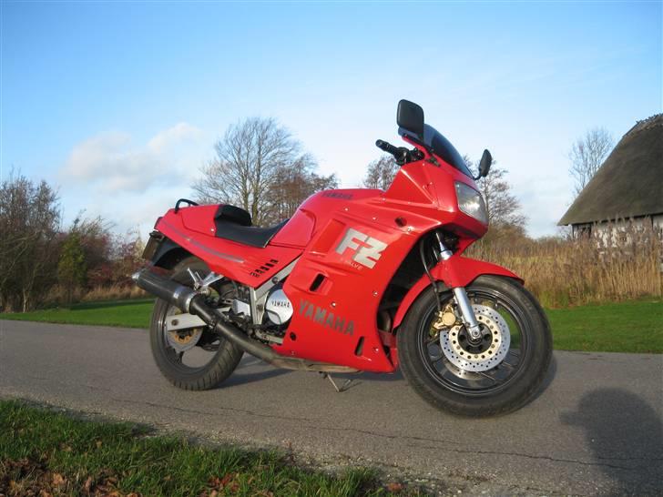 Yamaha FZ 750 solgt - fin ser hun ud, og fint køre hun! billede 1