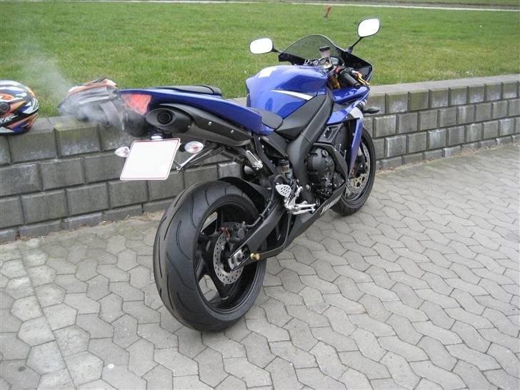 Yamaha YZF-R1 "Mr Blue" (solgt) - Det er heldigvis stadig tilladt at ryge udendørs i Danmark :) billede 15