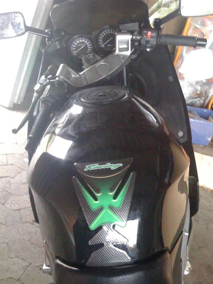 Kawasaki ZZR 600 - et helvede at montere tankpad billede 16