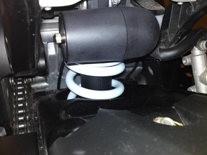 Suzuki GSXR 750 K7 ( Solgt ) - Hvid lakeret bagfjeder billede 18