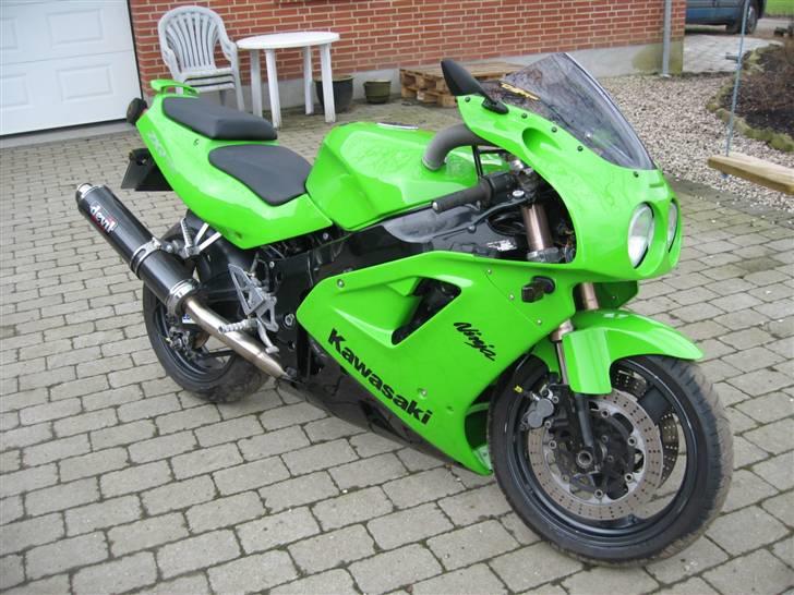 Kawasaki ZXR 750 - solgt - Netop færdigsamlet efter omlarkering. Har kørt fra garageporten i baggrunden :)  billede 3