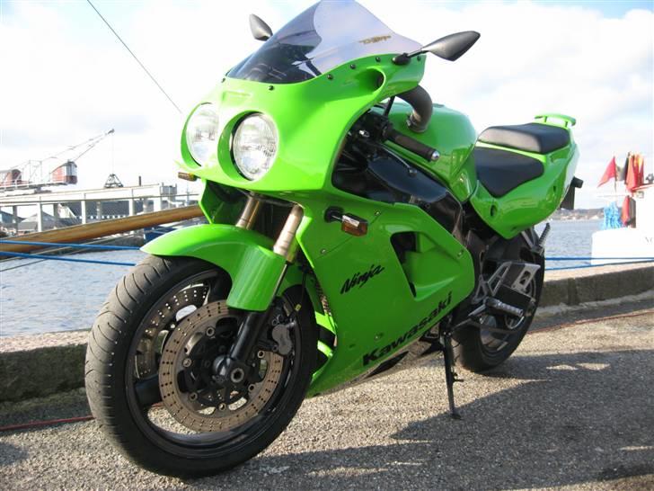 Kawasaki ZXR 750 - solgt - Soler sig på en kold martsdag på Mariager Fjord.  billede 6