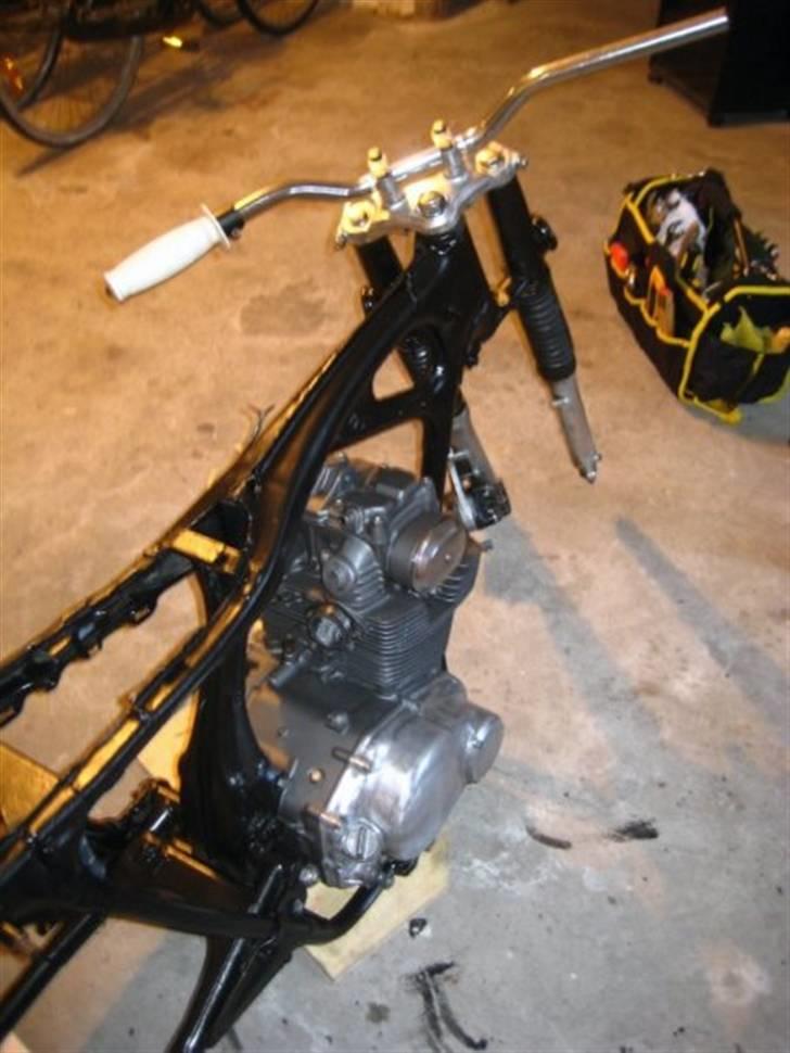 Honda CB 350 Twin Rat! - Så blev stel og motor vasktet og  malet. Alu er børstet og motor er puttet tilbage igen.  billede 16