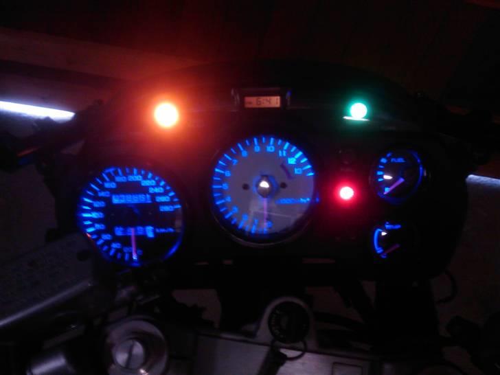 Honda VFR 750F - Synes lige i skulle se min nye blå instrumentbelysning. billede 4