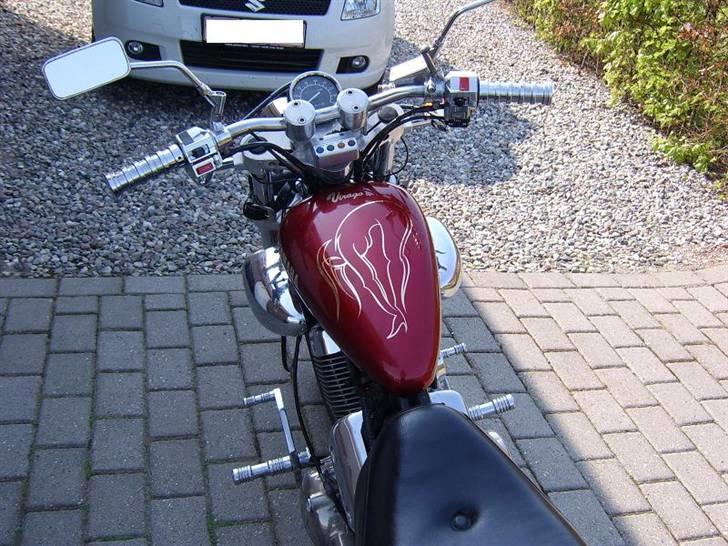 Yamaha XV 535 Virago - Lidt ny pinstriping på tanken, i form af en dejlig dame ;) billede 6